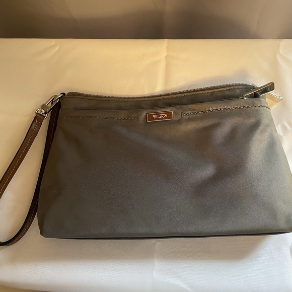 Tumi Susan Multifunction Pouch Wristlet Clutch Travel Cosmetics Gray Nylon - Picture 1 of 12